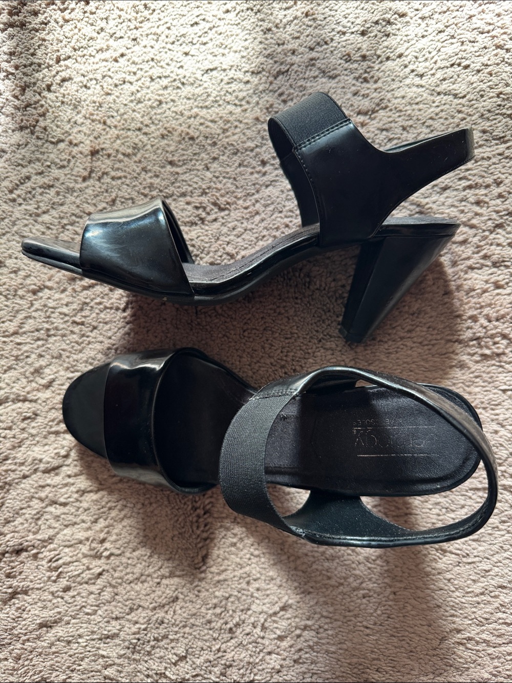 Aerosoles Sleek Black Elastic-Strap Block-Heel Sandals. Size 8